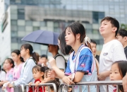 爱游戏体育官网-比赛现场的观众掌声雷动，为运动员们加油助威