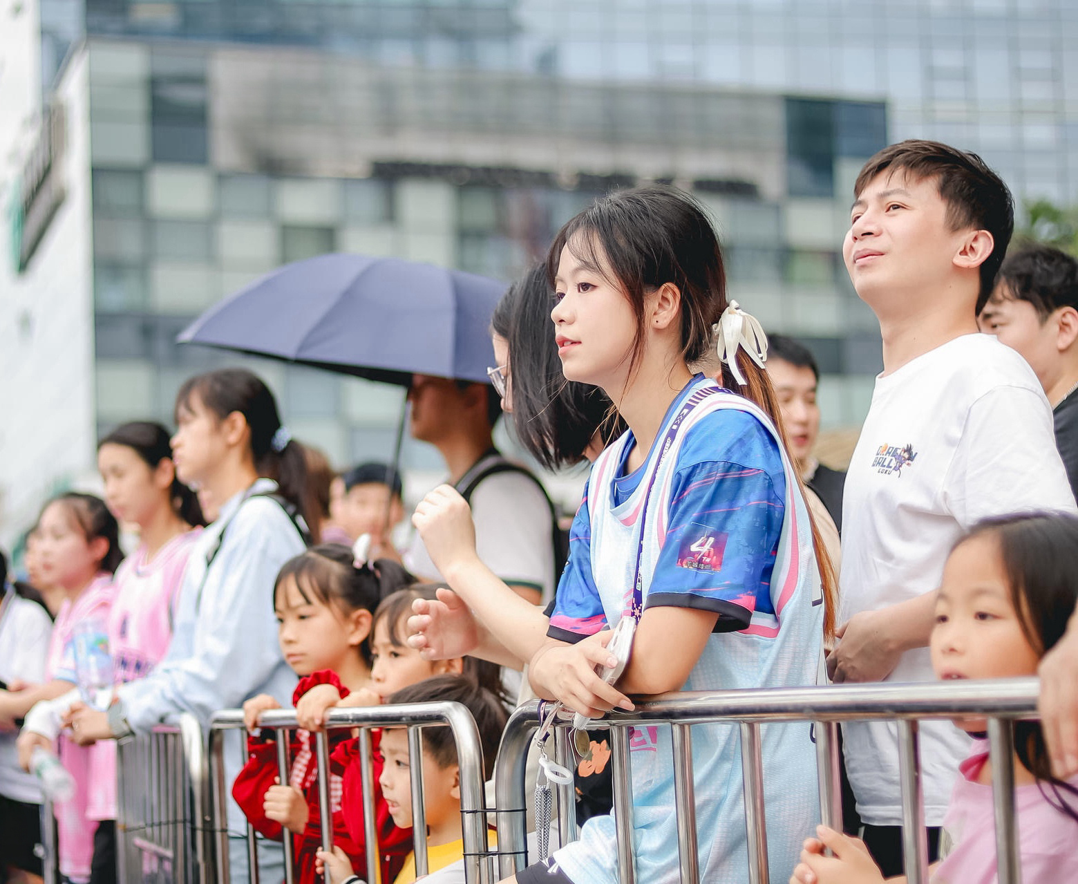 比赛现场的观众掌声雷动，为运动员们加油助威